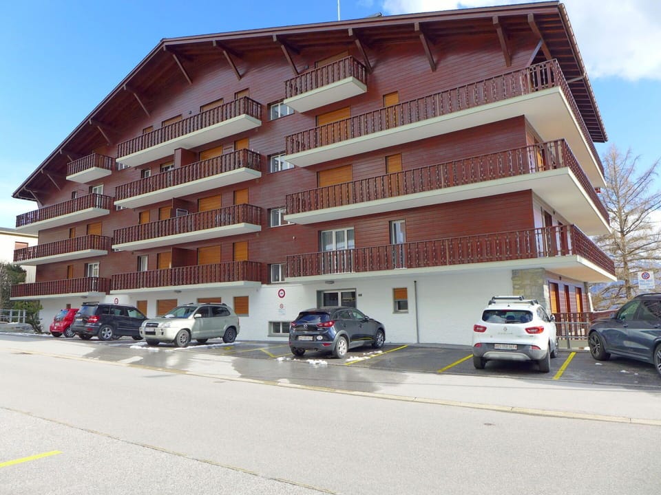 Car, Wheel, Building, Sky, Property, Window, Vehicle, Cloud