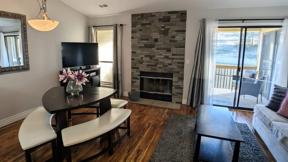 Dining area with seating for 4-6