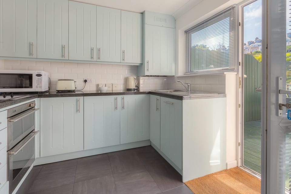 Dishwasher, cookware/dishes/utensils