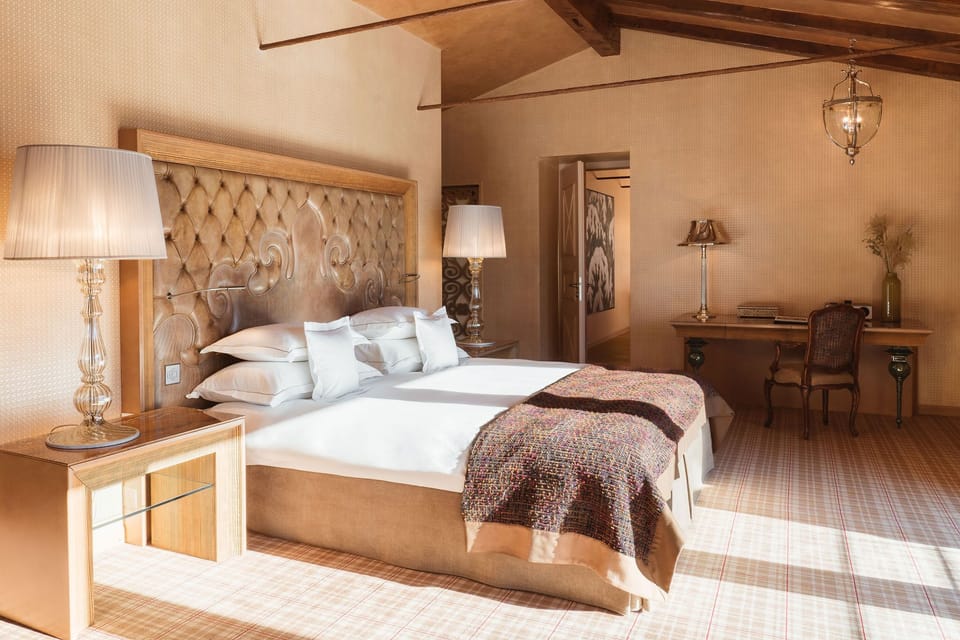 Carlton Penthouse, Lake View | Premium bedding, minibar (free items), in-room safe, desk