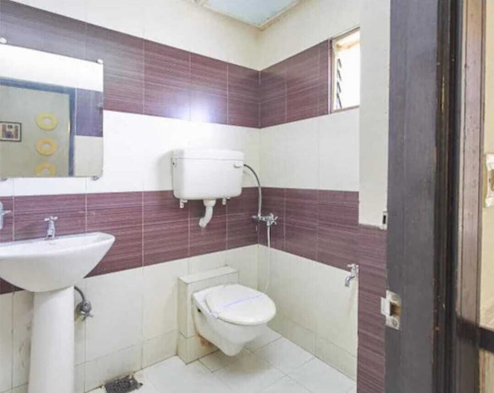 Deluxe Double Room | Bathroom | Shower, towels, soap, shampoo