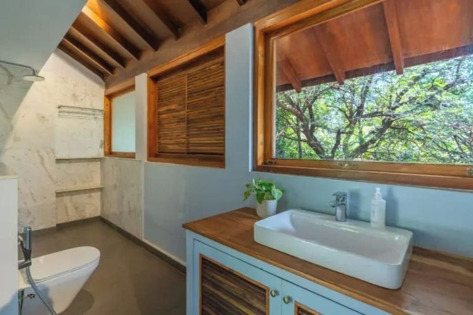 Bed in 6 Bed Mixed Dormitory with Pool View | Bathroom