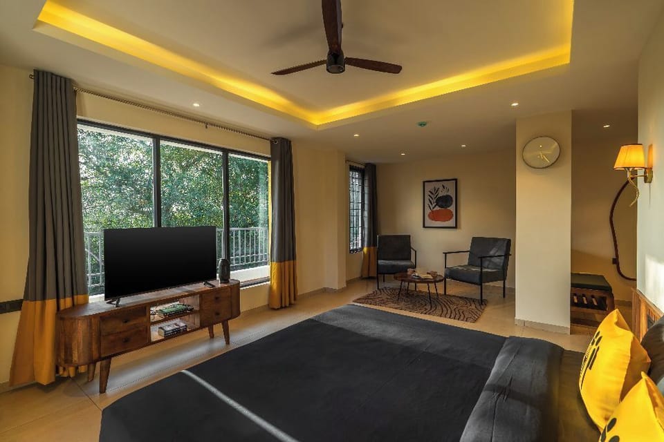 Superior Double Room with Jacuzzi and Balcony | Iron/ironing board (on request), WiFi (free), bed sheets