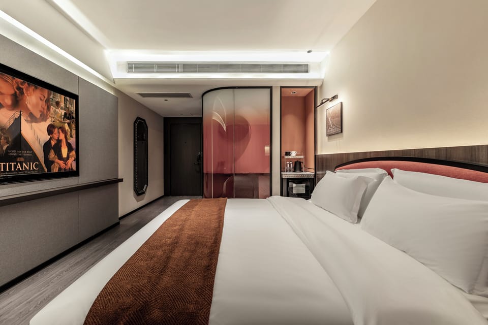 Comfort Room, Private Bathroom | Desk, blackout drapes, WiFi (free)
