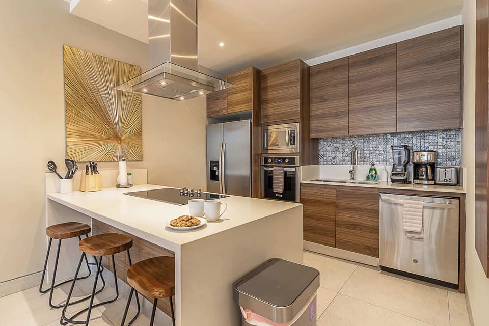 Modern kitchen with breakfast bar