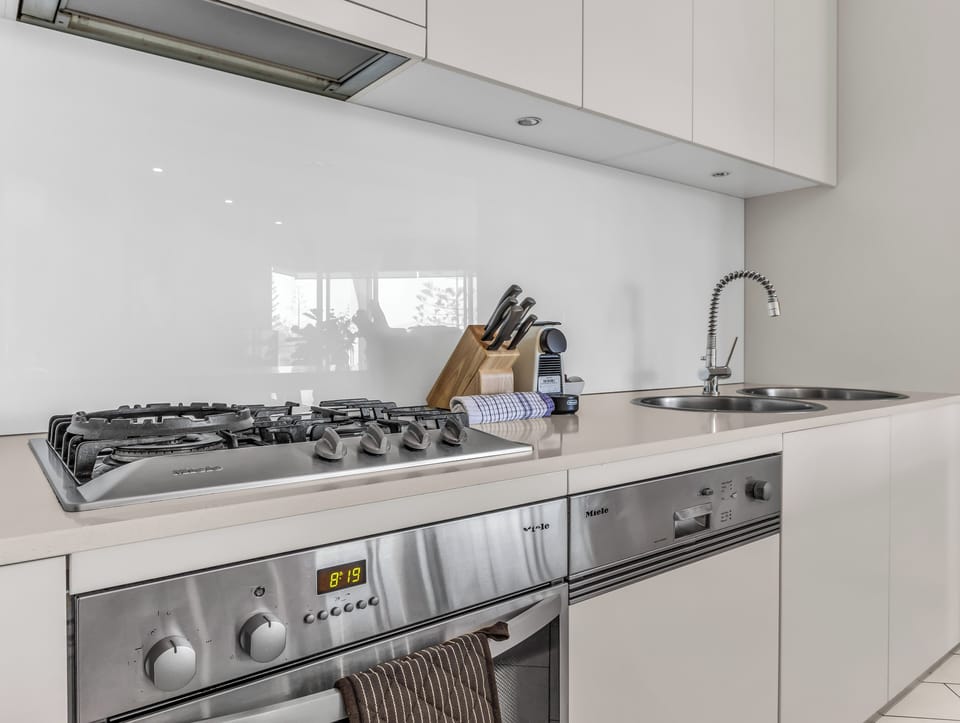 Luxury Apartment, Balcony, Park View | Private kitchen | Fridge, microwave, oven, stovetop