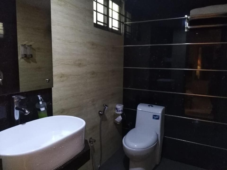 Bathtub, free toiletries, towels, soap
