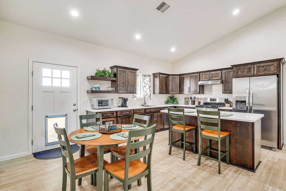 Kitchen | Dining Table | Free WiFi | Central Air Conditioning/Heat