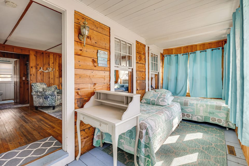 Sunroom | 2 Twin Beds | Washer & Dryer