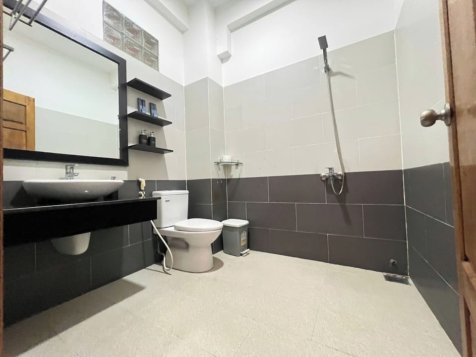 Standard Double Room | Bathroom | Free toiletries, hair dryer, bathrobes, slippers