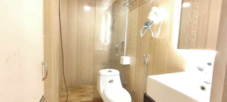 Bathtub, free toiletries, towels, soap