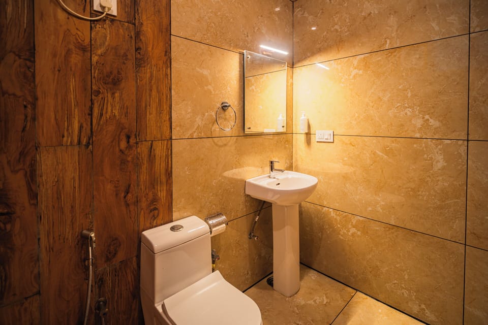 Deluxe Double Room with Balcony | Bathroom | Toilet paper
