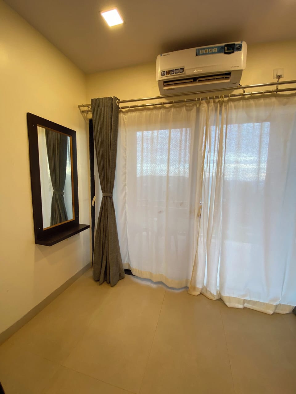 Deluxe Room | Desk, free WiFi