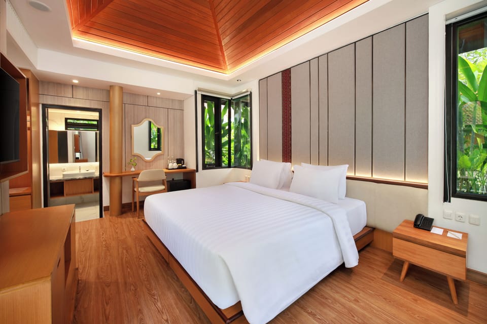 Minibar, in-room safe, laptop workspace, blackout drapes