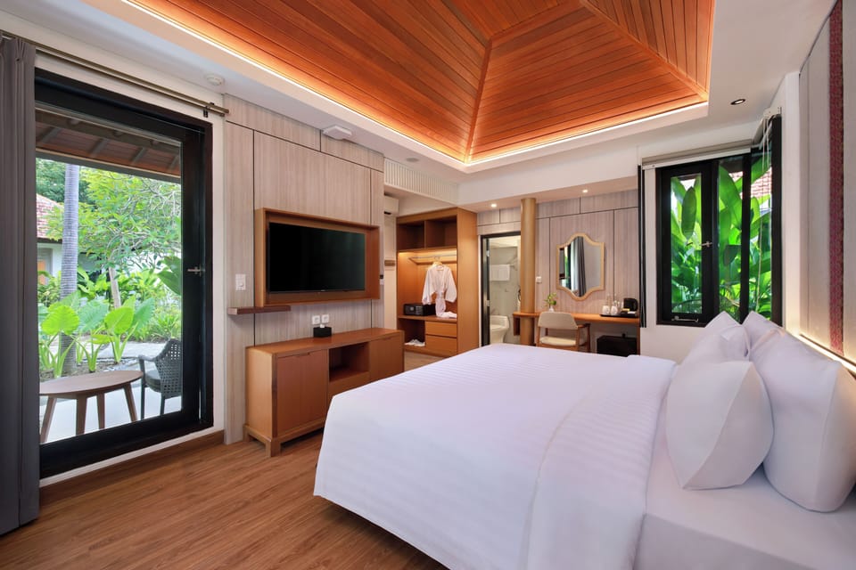 Cottage | Minibar, in-room safe, laptop workspace, blackout drapes