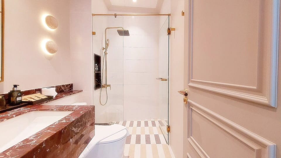 Deluxe Room | Bathroom | Free toiletries, hair dryer, slippers, towels