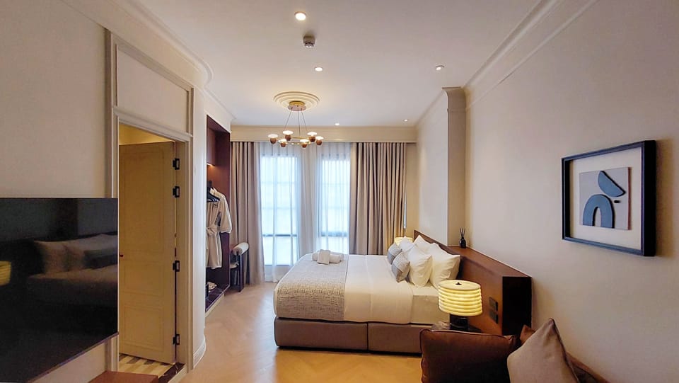 Deluxe Room, Bathtub | In-room safe, desk, soundproofing, free WiFi