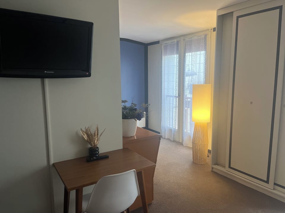Triple Room | Desk, laptop workspace, iron/ironing board, free WiFi