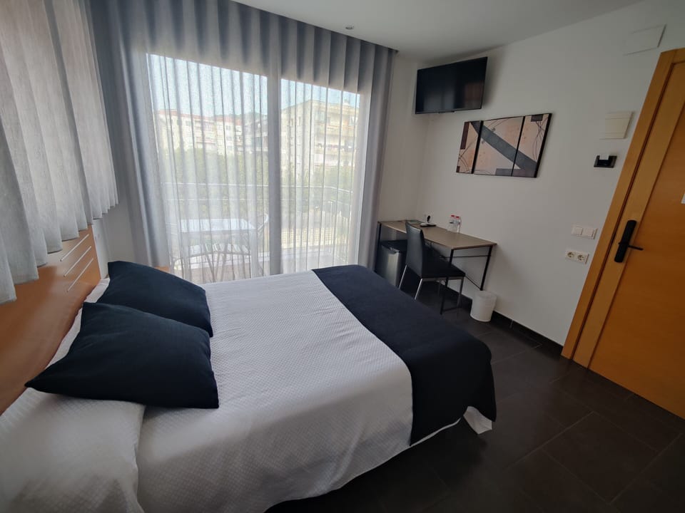 Double Room | In-room safe, desk, laptop workspace, free WiFi