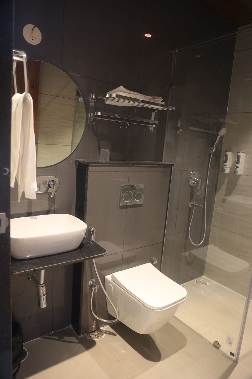 Luxury Double Room, Balcony, Garden View | Bathroom | Shower, free toiletries, hair dryer (on request), towels