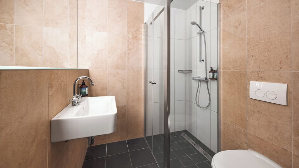 Comfort Room 5-persons (with unlimited amusement park access) | Bathroom
