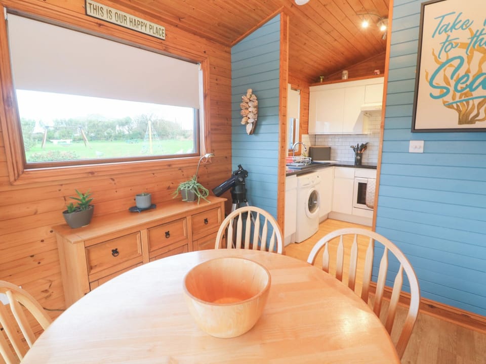Cottage | Dining