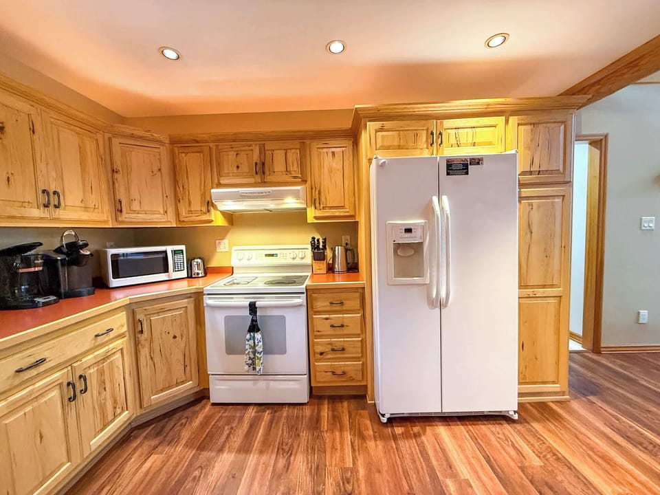 A refrigerator/Freezer and 4 burner glasstop electric range are great for food storage and preperation.