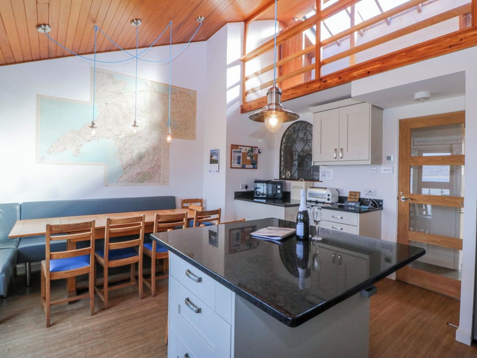 Cottage | Private kitchen | Fridge, microwave, dishwasher, toaster