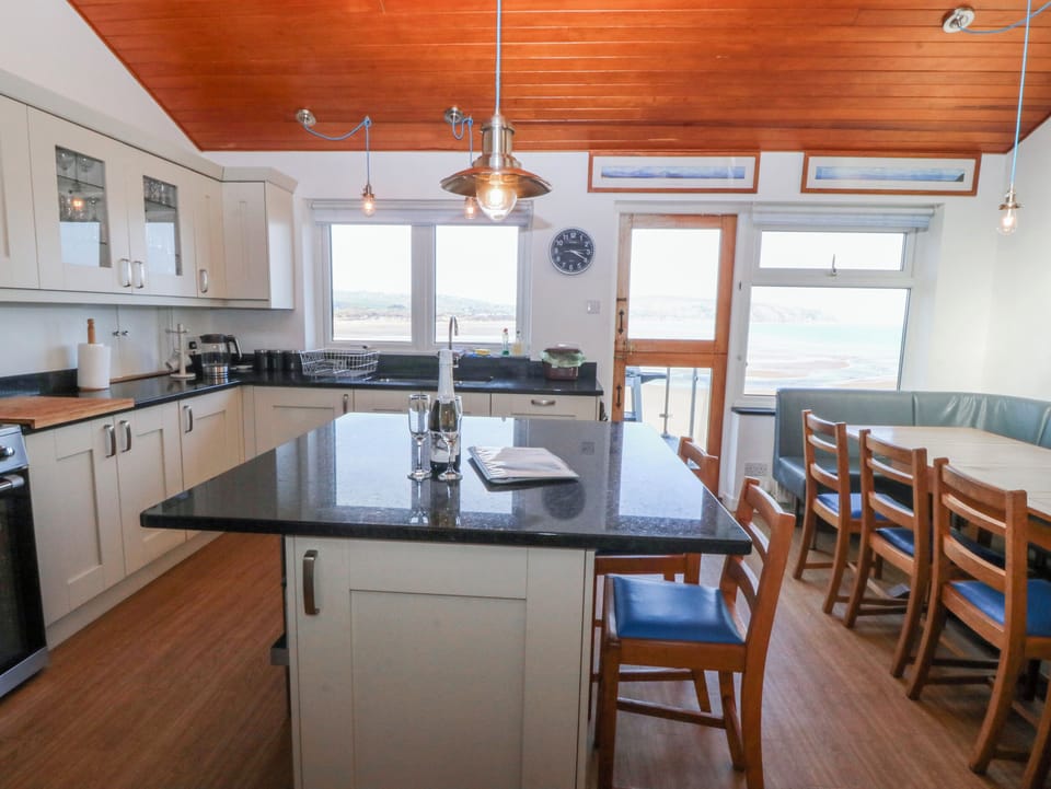 Cottage | Private kitchen | Fridge, microwave, dishwasher, toaster