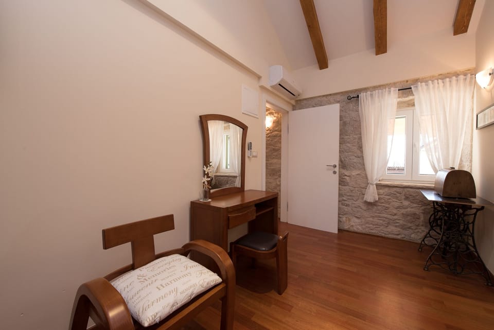 4 bedrooms, cribs (free), bed sheets