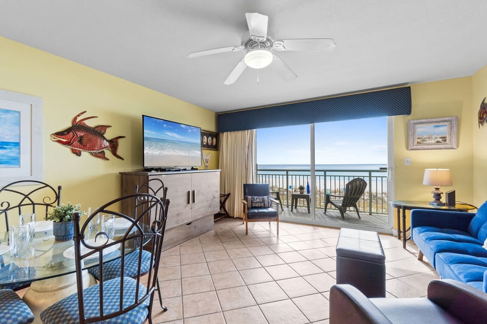 Living and Dining Area - Comfortable furnishings, outstanding views, and a nice size flat screen TV