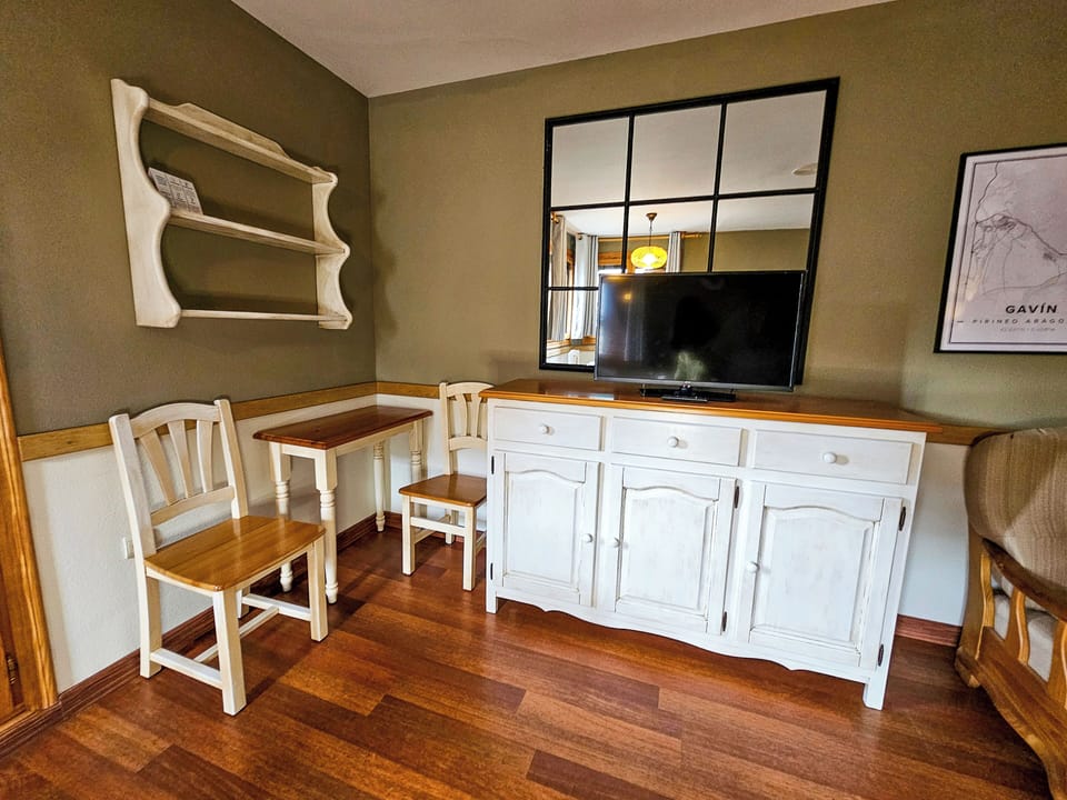 Basic Apartment | Living area | TV