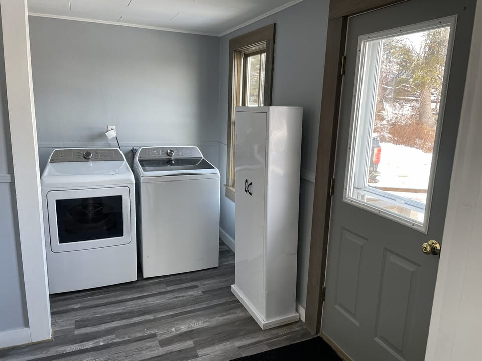 entry way with washer/dryer coat area
