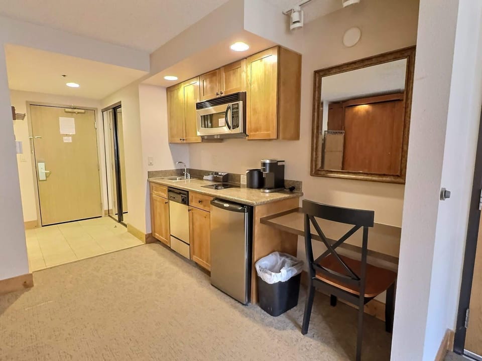 【Kitchenette】Stove, fridge, microwave & dishwasher, plus a desk to work
Listed with @BookTraverse