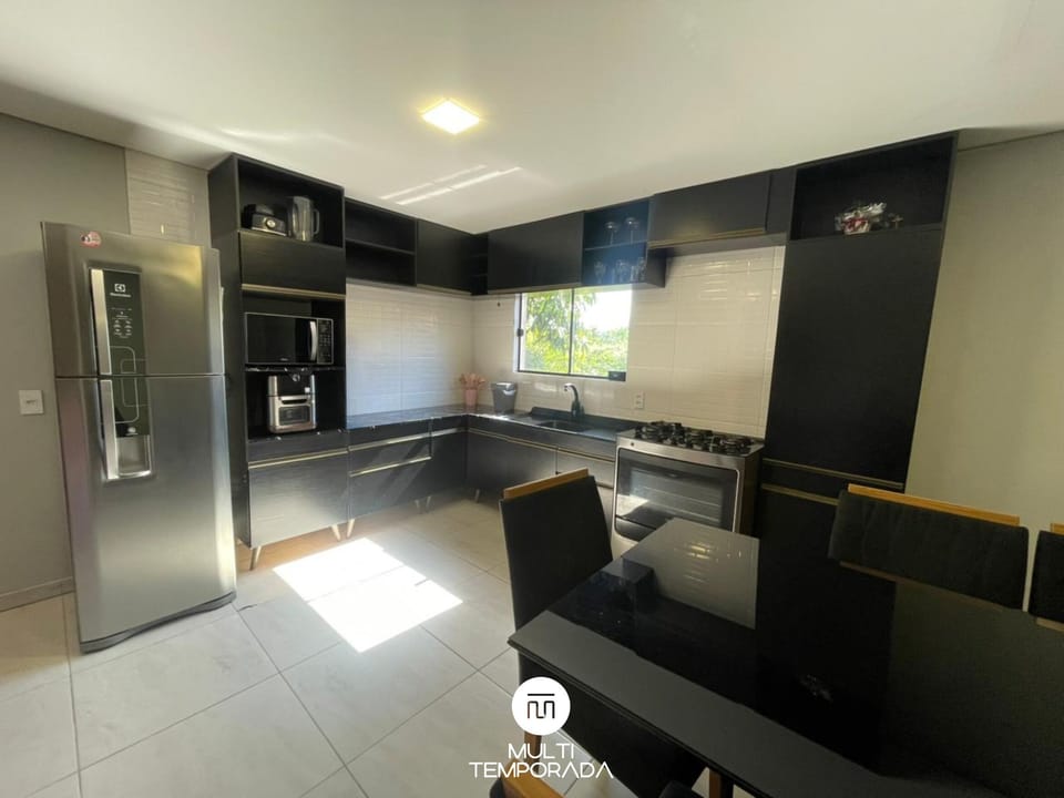 Recanto Menegaz - Governador Celso Ramos | Private kitchen | Fridge, microwave, cookware/dishes/utensils