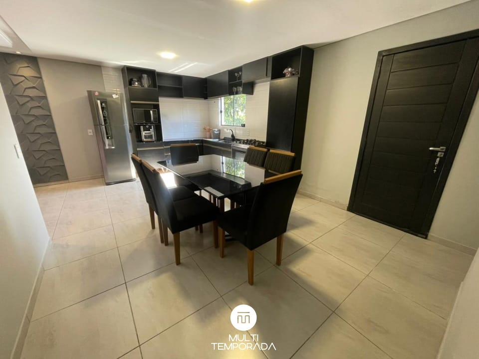 Recanto Menegaz - Governador Celso Ramos | Private kitchen | Fridge, microwave, cookware/dishes/utensils