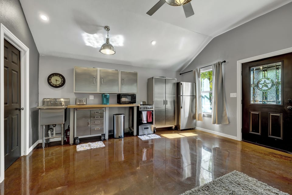 Industrial-style kitchen with full-size fridge, gas stove, microwave, and Keurig — perfect for prepping wine country snacks or family meals after a day exploring Wimberley’s scenic trails and vineyards 🍳🧺🍷