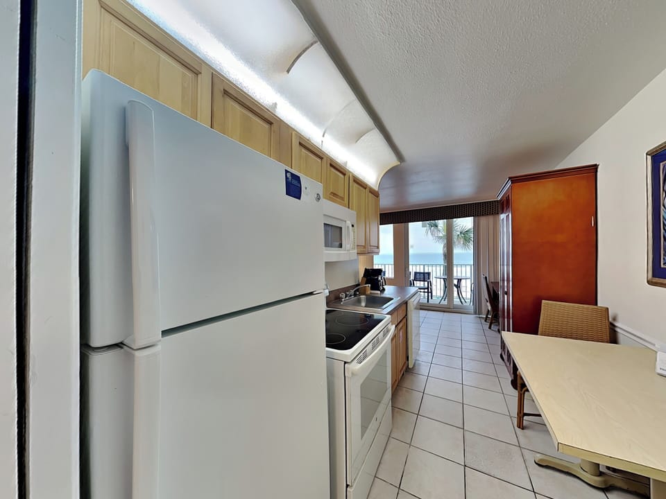 Fully Equipped Kitchen - Full-Size Refrigerator, Stove + Dishwasher