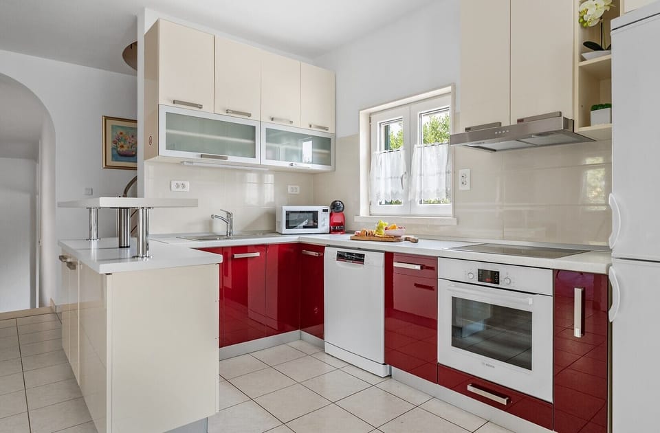 Fully equipped kitchen with a dishwasher, microwave, and filter coffee maker.