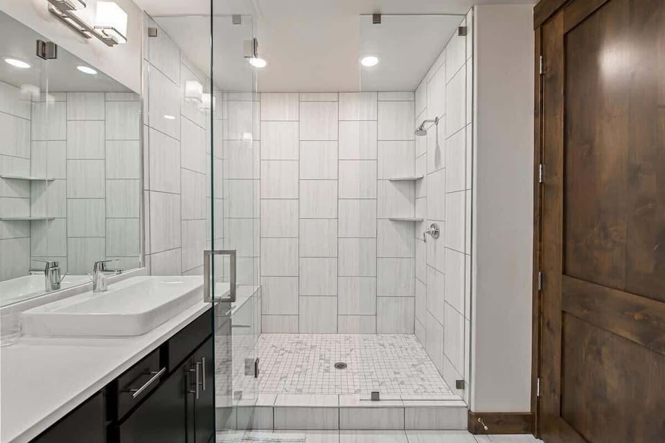 Master en-suite bathroom with shower