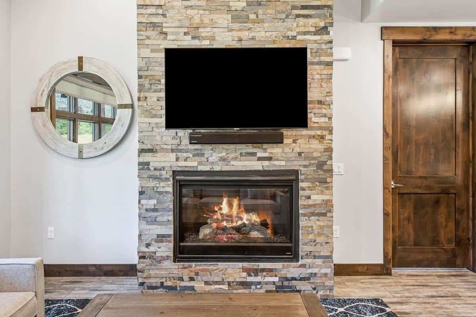 Smart TV & Fireplace