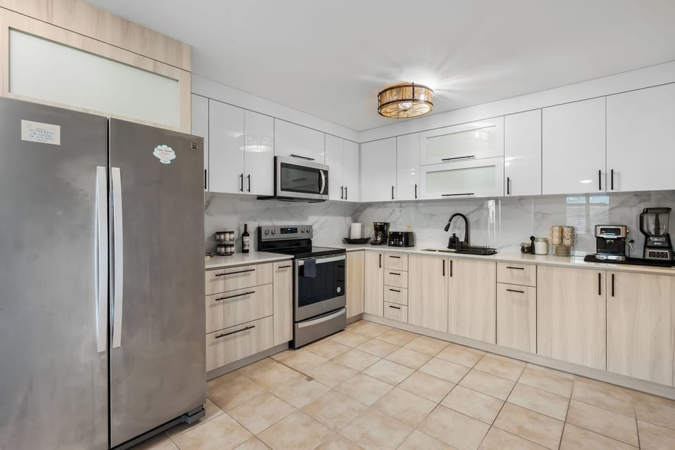 Full spacious modern kitchen, fully equipped.