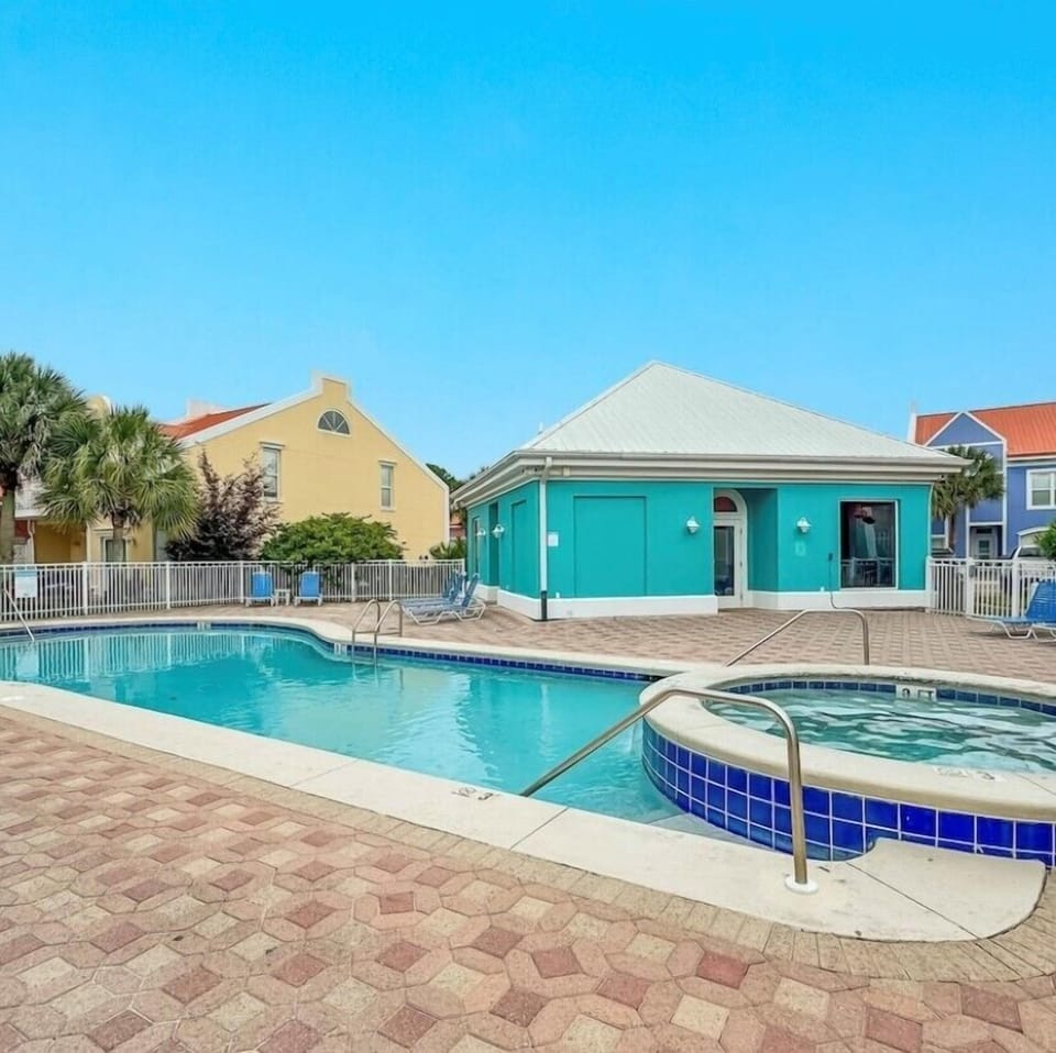 community pool/hot tub