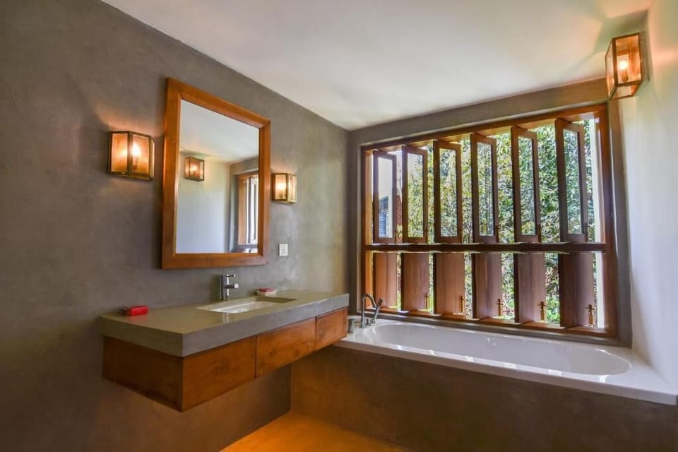 Deluxe Double Room, 1 King Bed, Bathtub, Garden View | Bathroom | Bidet, toilet paper
