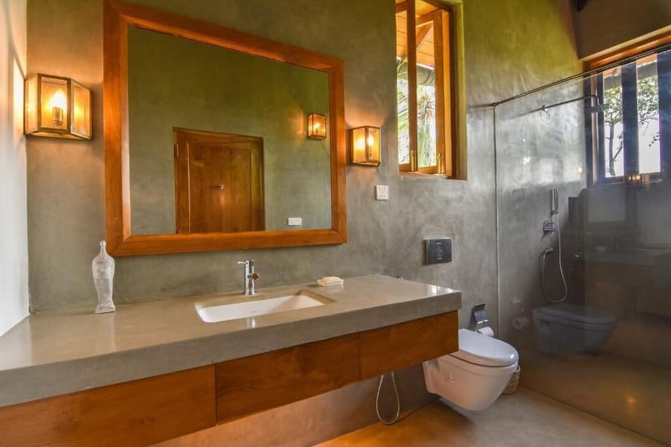 Standard Double Room, 1 King Bed | Bathroom | Bidet, toilet paper
