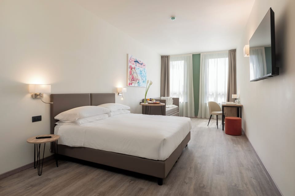 Family Suite | Minibar, in-room safe, desk, laptop workspace