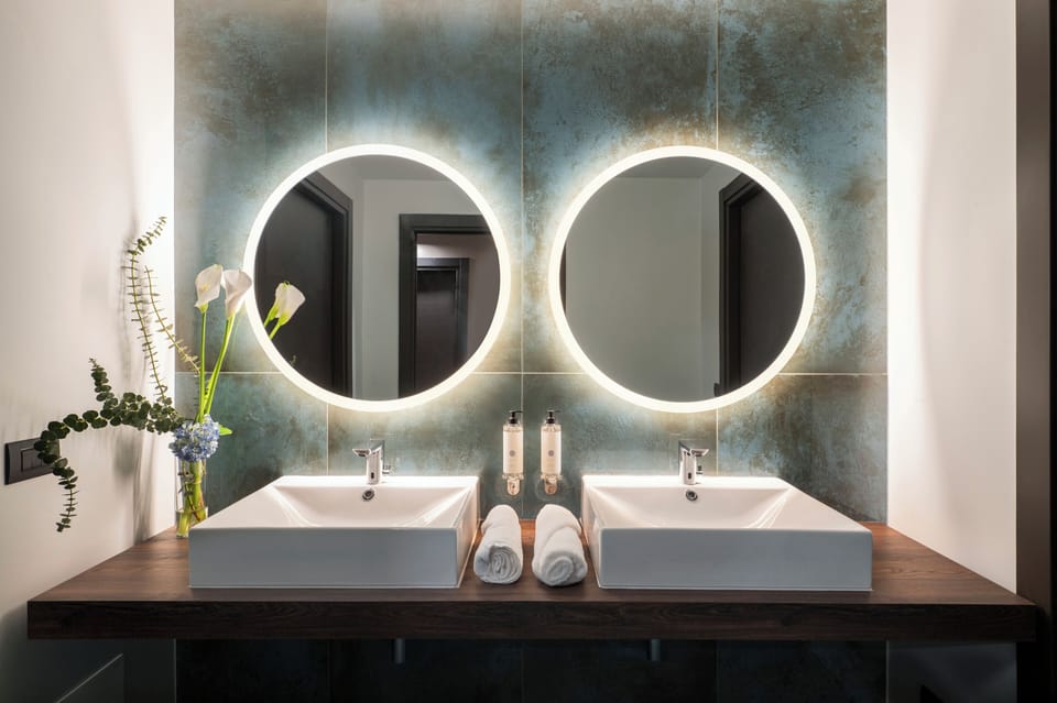 Superior Triple Room | Bathroom | Shower, free toiletries, hair dryer, slippers