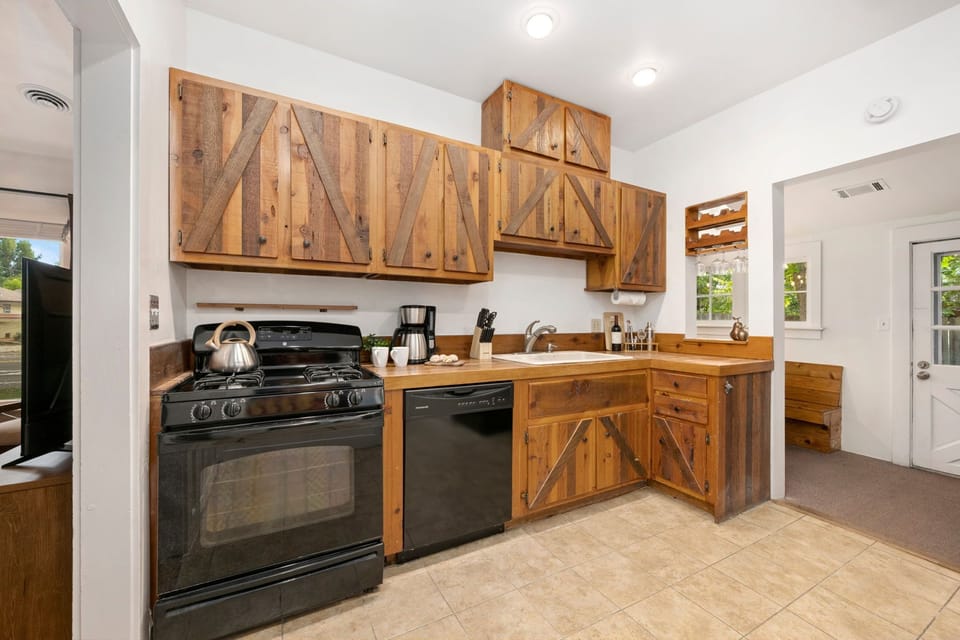 House, Multiple Beds, Patio, Garden View (520 W Oak Street) | Private kitchen