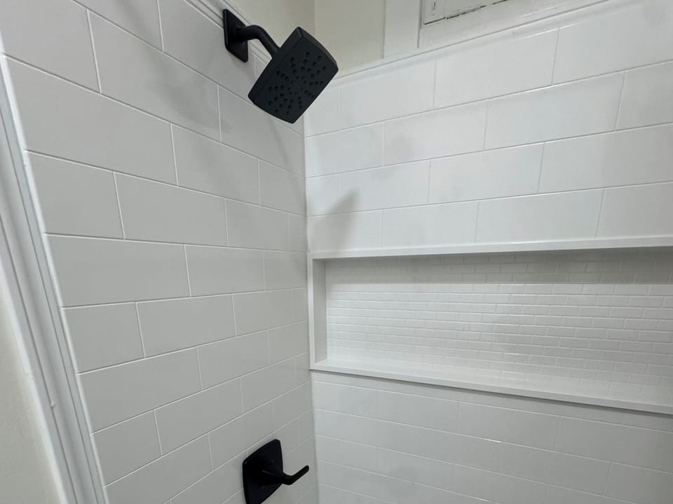 Full bathroom with tub/shower