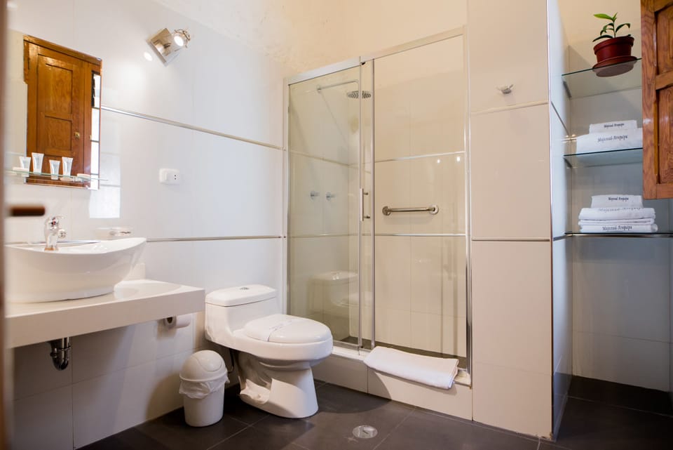 Double Room | Bathroom | Combined shower/tub, free toiletries, towels